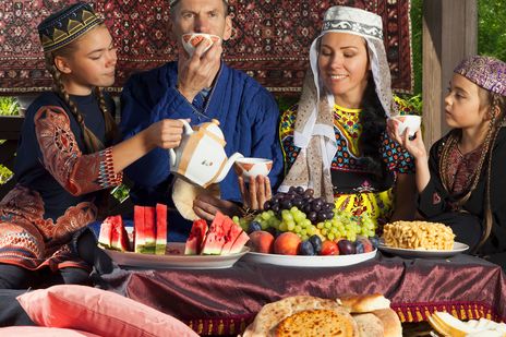 Familien beim Essen in Usbekistan