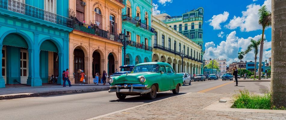 Typischer Oldtimer in den Straßen von Havanna auf Kuba