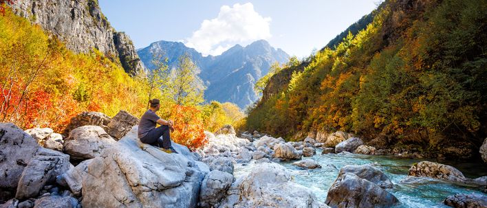 Mann beim Wandern in Albanien