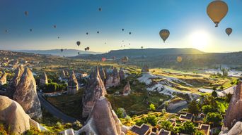 Heißluftballons über den Felsformationen von Kappadokien