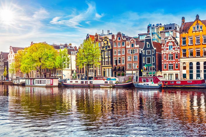 Wasseridylle in Amsterdam mit Blick auf Schiffe und Häuserfassaden