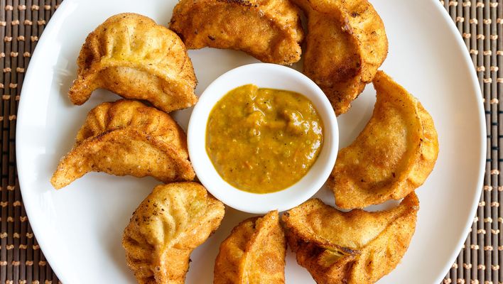 Teller mit Momos, gefüllte Teigtaschen tibetischen Ursprungs als nepalesisches Nationalgericht mit Dip