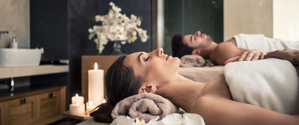Paar im Wellnessurlaub