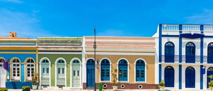 Historische Gebäude in Manaus mit farbiger Fassade und kolonialem Charme