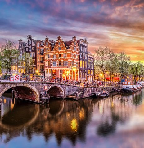 Amsterdam Fluss mit Booten bei Sonnenuntergang