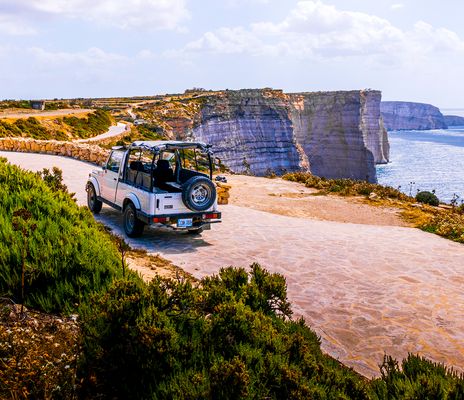 Ein Jeep auf dem Weg zu den Klippen von Ta Cenc auf der Insel Gozo, Malta