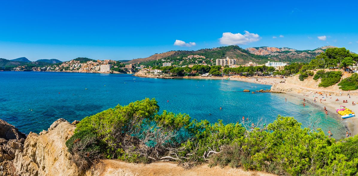 Strand von Paguera auf Mallorca am Mittelmeer