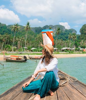 Frau auf einem Boot in Thailand