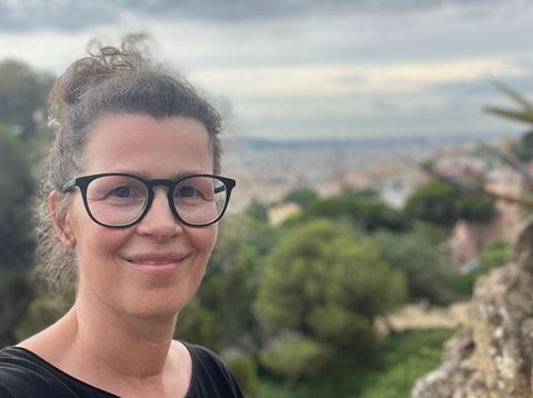 Berge & Meer Reiseexpertin & Autorin Katharina im Park Güell in Barcelona, Spanien