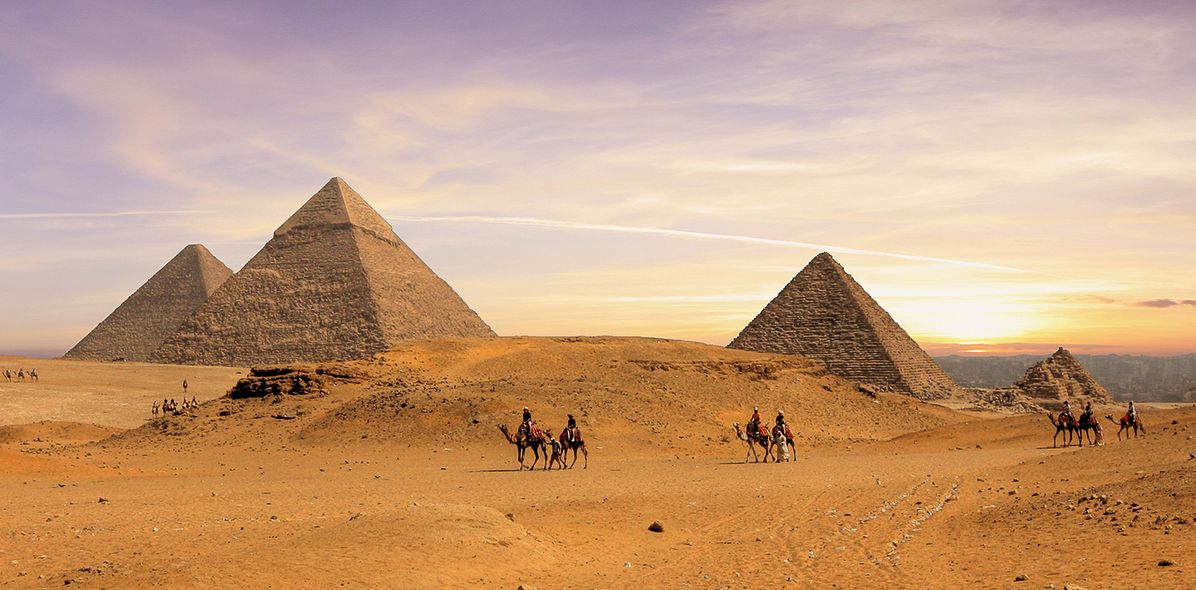 Kamele vor Pyramiden in Ägypten
