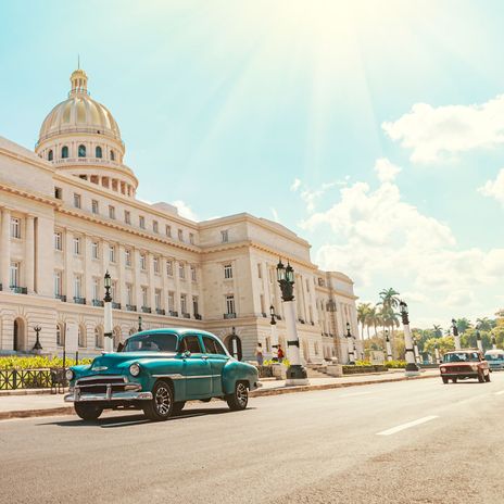 Havanna Kapitol mit Oldtimer