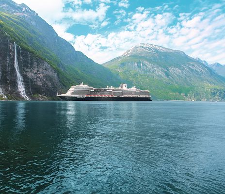 Ein Schiff im Geiranger Fjord
