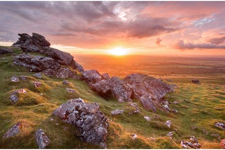 Sonnenuntergang über der Moorlandschaft im Dartmoor Nationalpark
