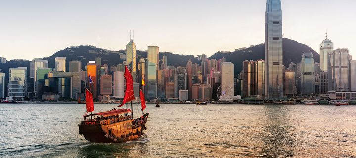 Skyline von Hongkong vom Pearl River aus gesehen mit buntem Segelboot 