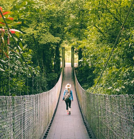 Frau auf einer Hängeseilbrücke nahe San José in Costa Rica
