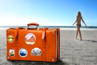 Ein Koffer am Strand