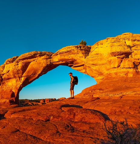 Mann im Arches Nationalpark in den USA
