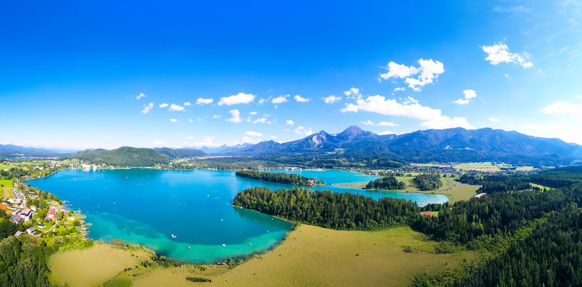 Luftaufnahme vom türkisblauen Faaker See in Kärnten mit Blick auf den Mittagskogel