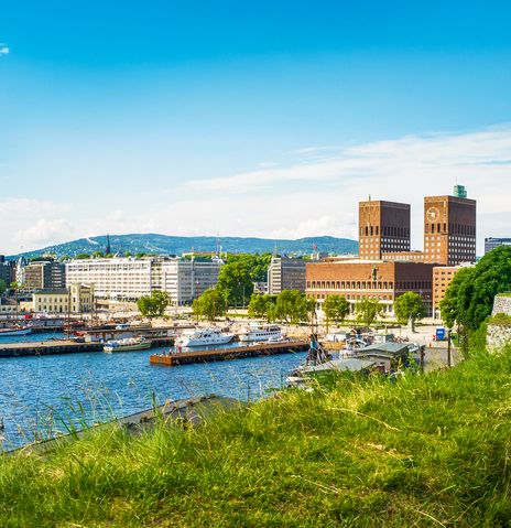 Blick auf den Hafen und das Rathaus von Oslo, Norwegen