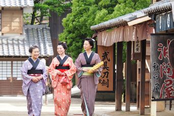 Frauen in Trachten in Takayama