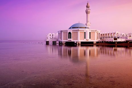 Dschidda-Moschee am Wasser in Saudi-Arabien in der Dämmerung