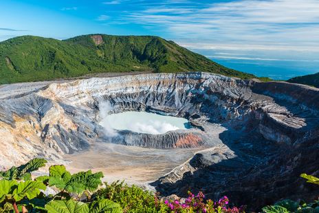 Krater des Vulkan Poás in Costa Rica mit türkisfarbenem Kratersee und umliegender Landschaft