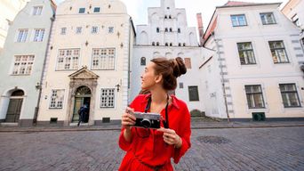 Frau in Riga während einer Sightseeing-Tour und fotografiert die Architektur