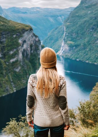 Frau am Geiranger Fjord in Norwegen