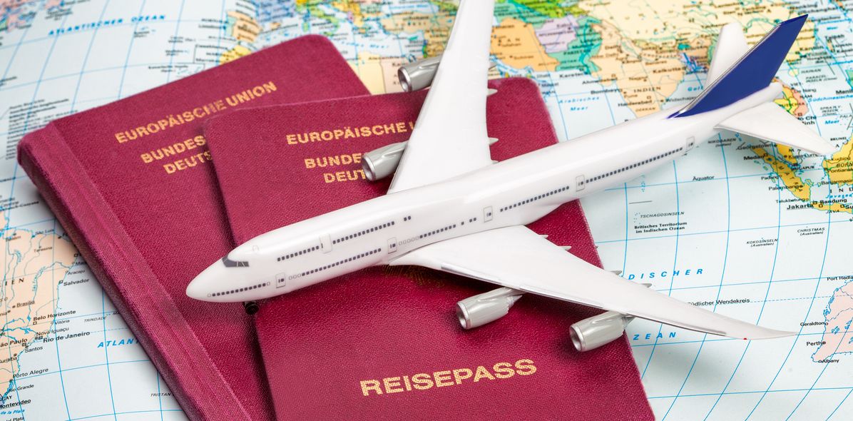 Reisepass mit Flugzeug