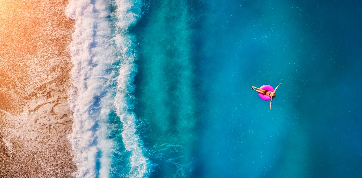 Frau auf Schwimmring im Meer