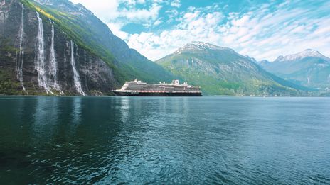 Schiff im Geiranger Fjord