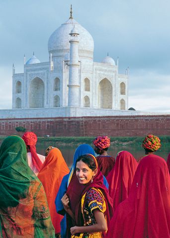 Menschen vor dem Taj Mahal in Indien