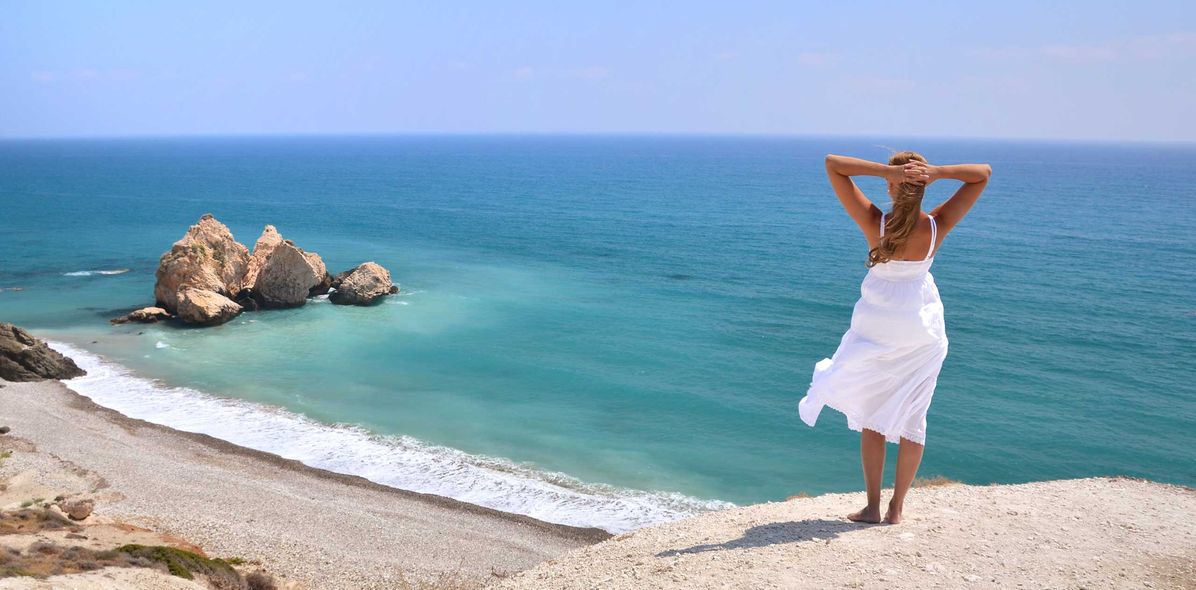 Eine Frau am Aphrodite-Felsen in Paphos auf Zypern
