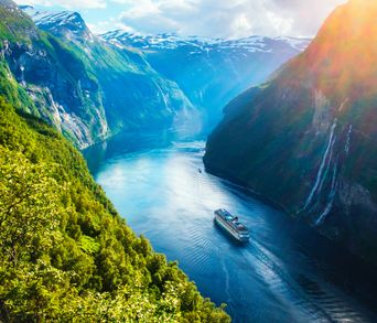 Kreuzfahrtschiff in den norwegischen Fjorden