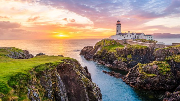 Blick auf einen Leuchtturm im County Donegal bei Sonnenuntergang