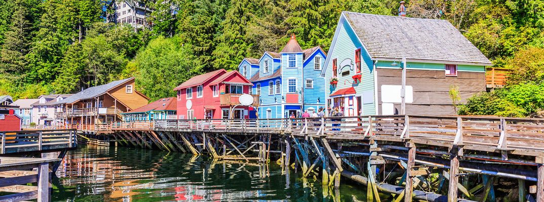 Bunte Holzhäuser auf Stelzen im Hafen von Ketchikan in Alaska