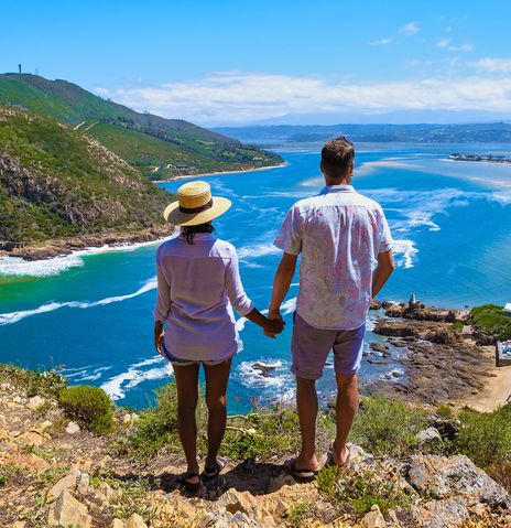Paar blickt auf Knysna in Südafrika