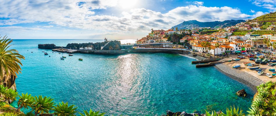 Blick auf den Küstenort Camara de Lobos auf Madeira