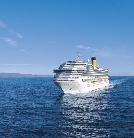 Blick auf das Kreuzfahrt-Schiff Costa Favolosa von vorne