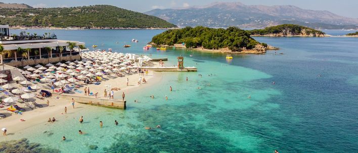 Türkisblaues Meer und Strand von Ksamil an der Albanischen Riviera