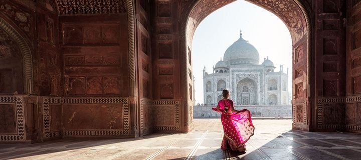 Frau vor Taj Mahal in Indien