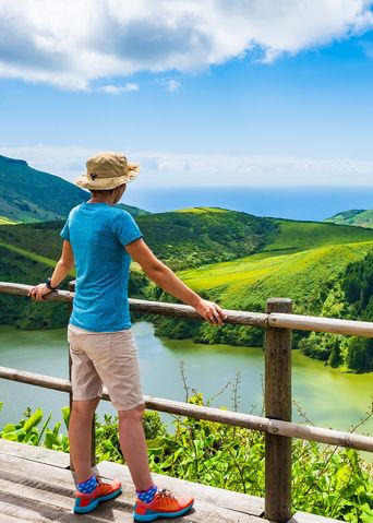 Mann beim Wandern auf der Insel Flores