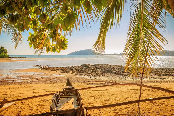 Boot am Strand von Nosy Be