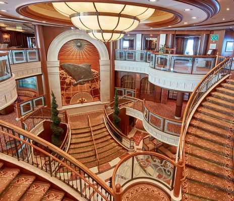 Treppenaufgang auf der Queen Victoria 3
