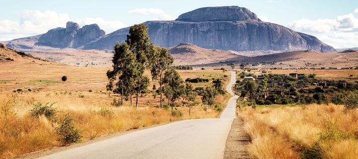 Weite Landschaft mit Straße und Bergen in Madagaskar