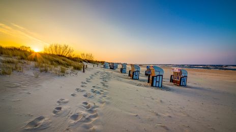 Strandkörbe am Ostseestrand bei Sonnenuntergang