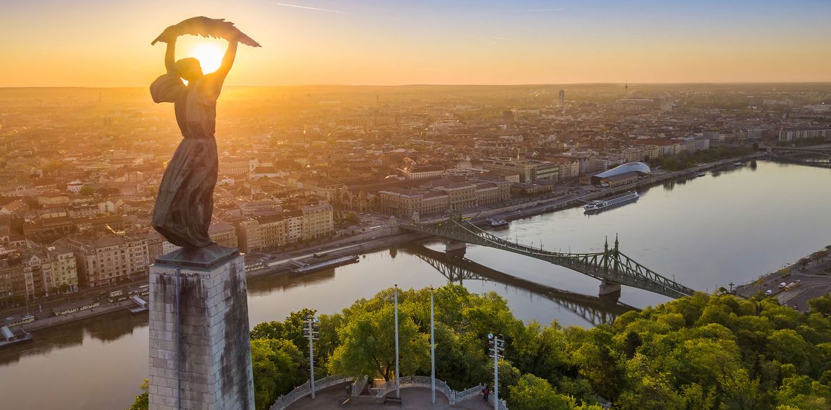Luftaufnahme von Budapest in Ungarn mit Elisabeth Bridge und ungarischer Freiheitsstatue im Vordergrund
