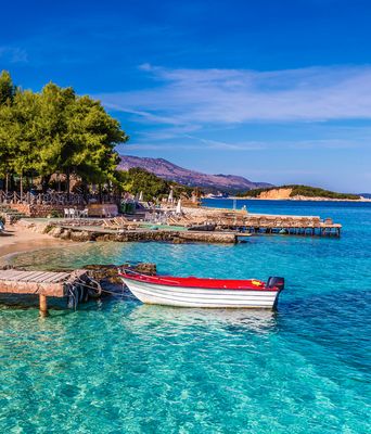 Die Strandpromenade der Küstenstadt Saranda im Süden Albaniens