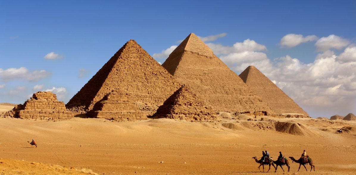 Pyramiden von Gizeh und Kamele