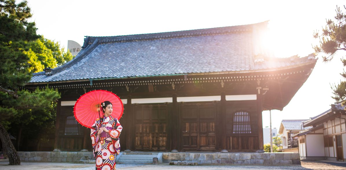 Geisha vor Tempel in Japan